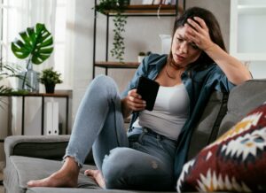 Smartphone im Alltag als Ablenkung von mehr Achtsamkeit