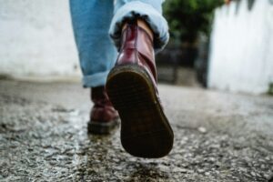 Achtsamkeit im Alltag durch bewusstes Gehen – Person läuft achtsam über einen Weg