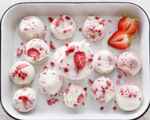 Gefrorene Joghurt Bites mit Erdbeeren als gesunder Snack