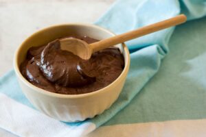 Warme Schoko Creme aus Kakao und Datteln als gesunder Snack