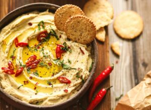 Hummus mit Gemüse und Gewürzen als gesunder Snack
