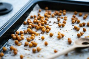 Geröstete Kichererbsen auf Backblech als proteinreicher Snack