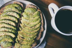 Vollkorn Avocado Toast mit Limette als gesunder Snack
