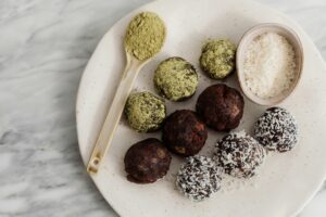 Matcha Energy Balls mit Pistazien, Datteln und Mandelmus als gesunder Snack