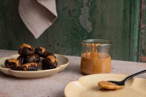 Datteln mit Mandelmus und Walnüssen als süßer gesunder Snack
